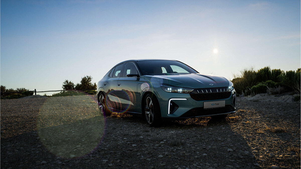 <br><br>T10X’in başarısının ardından gözler sedan modele çevrilmişti. Ve beklenen duyuru Almanya’da gerçekleşen etkinlikte geldi. Yerli sedan otomobil T10F, Berlin Otomobil Fuarı’nda resmen tanıtıldı. Konsept görsellerde göründüğü gibi gelen yerli sedan, etkinliğe damga vurdu ve bekleyenleri heyecanlandırdı.<br>