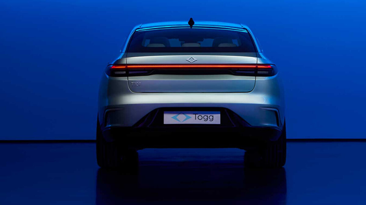 <br><br>Sedan T10F, 15 Eylül’de Türkiye’de, 29 Eylül’de Avrupa’da ön siparişe açılacak. Aracın fiyatı bu tarihte belli olacak. Ön siparişe günler kalırken Togg, sürüş testleri için deneyim merkezi bilgilerini ve şehirlerini paylaştı.<br>
