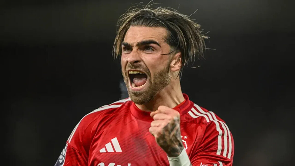 JOTA SİLVA: BÜYÜK BİR TAKIMIN PARÇASI OLDUĞUM İÇİN GURUR DUYUYORUM"<br><br>Özel uçakla İstanbul'a gelen Portekizli oyuncu, Jota Silva, "Çok iyi hissediyorum. Mutluyum, burada olduğum için heyecanlıyım. Beşiktaş gibi büyük bir takımın parçası olacağım için gurur duyuyorum."<br><br>"Taraftara mesajım, bize desteklerini, tutkularını her zaman devam ettirsinler. Çünkü onlara ihtiyacımız var. Ben ve takım arkadaşlarım, sahada %100'ümüzü onlar için vereceğiz." açıklamalarını yaptı.