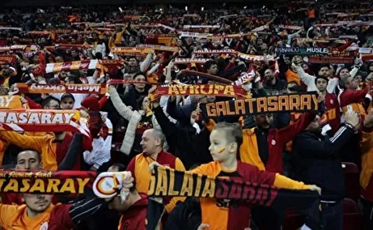 Galatasaray taraftarı sezon başından beri iç sahada oynanan Fatih Karagümrük ve Çaykur Rizespor maçlarında da kapalı gişe bir tribün performansı sergiledi