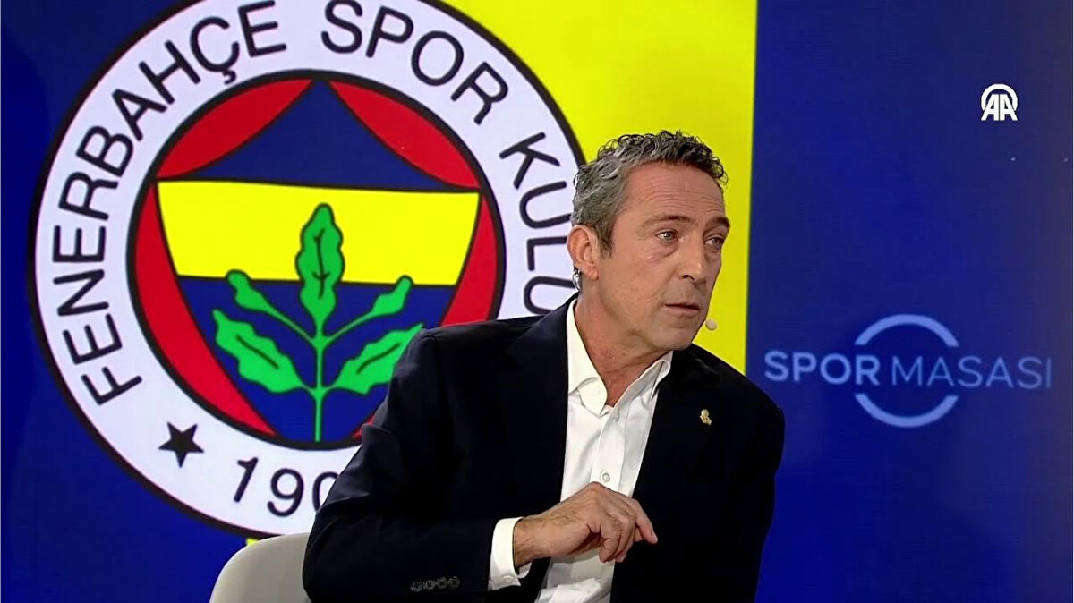 İSMAİL KARTAL-TEDESCO<br><br>"Öncelikle yerli-yabancı diye bir şey yok. İyi ve kötü hoca var. İsmail hoca 3 ayrı döneminde de çok yüksek puan tutturan bir hocamız. 99 puan ve 99 gol, muhteşem bir sezondu. Avrupa'da da o penaltılar olmasaydı... Yöneticilerimizden İsmail hocayı isteyen vardı. Türk olursa İsmail hocadan başkası olursa başka kimse olmayacak dedim. Ancak bu yöndeki arkadaşlar, kendisiyle görüştüler. Nihai bir karar verilmemişti. Neden Tedesco? Biz bu sene şampiyonlukla Avrupa kupasında yarı final hedefi belirledik. Seçimimizi yaparken birçok kriter koyduk. 6 lisan konuşabiliyor olması çok önemliydi. Birden fazla oyun felsefesine sahip olması. Taktiksel konularda deha demeyeyim ama alternetifleri olan bir hoca. En büyük hedefimiz şampiyonluk olduğu için ilk senesinde fark yaratan hocalara baktık. Hocaların yaşları çok gençleşiyor. Modern futbolu yansıtan isimlerden biri. Avrupa'da çeyrek final, yarı final görmüş bir hoca. Belçika Milli Takımı'nda yıldızlarla çalışmış bir isim. İkinci toplantıda bize Trabzonspor maçının analizini anlattı, ortada daha bir şey yokken. Fenerbahçe Beko'da başarı sağlamış modele benzer bir şekilde Devin Özek ve Domenico Tedesco'yla devam etme kararı vermiş olduk."