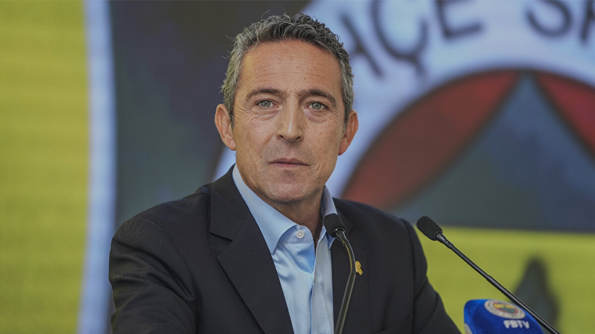 "EDERSON'DA KARŞI TAKIM KAMP KURMUŞ"<br><br>"İyi bir kaleci arıyorduk. Livakovic ayrılmak istedi. Premier Lig'e gitmek istiyordu. Fazla talepkar olduğu için o transfer olmadı. Bizim istediğimiz Brezilyalı kaleci o takıma gitti. Ancak önemli bir kaleciye ihtiyacımız vardı. Ederson süreci kendi içinde enteresan... Ederson aklımızda yoktu. Bir Brezilyalı kaleciyle el sıkışmak üzereydik. Ederson konusununda Hamdi Akın ile idmana gitmiştik, bir menajerden telefon geldi. Karşı takım kamp kurmuş ama anlaşamamış. İki aydır 'Ederson’u getireceğim' diyen takım. Menajer bize 'Ederson’u ister misiniz?' dedi. 2-3 saat içinde anlaştık."