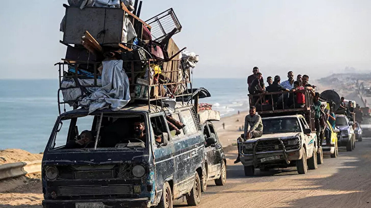 Gazze’nin kuzeyinden başlayan tahliyeler, özellikle Reşid Caddesi boyunca yoğunlaştı. Kimisi otomobil, kimisi kamyonet ya da motosikletle yola koyulurken, aracı olmayan ya da maddi gücü bulunmayan binlerce kişi ise yürüyerek güvenli bölgelere ulaşmaya çalışıyor.