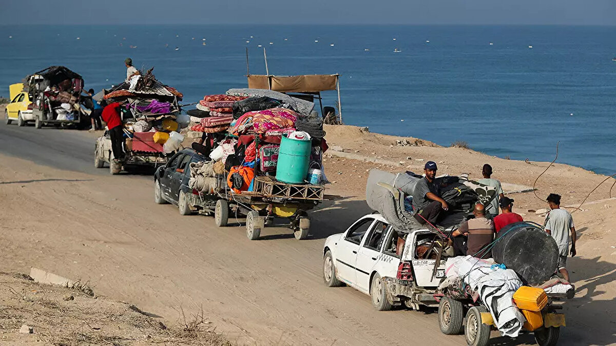 "Ölümü Bekliyorlar"<br><br>İmkânı olmayanlar için ise seçenek yok. Yolculuğu kaldıramayacak kadar yaşlı ya da hasta olanlar, kentte kalmaya mecbur. Maddi ve manevi gücü tükenen binlerce kişi, bombardıman altındaki binalarda çaresizce bekliyor. Gazze’de yaşayan halk, sadece son iki yıl içinde defalarca yerinden edildi. Bu, kim bilir kaçıncı göç…