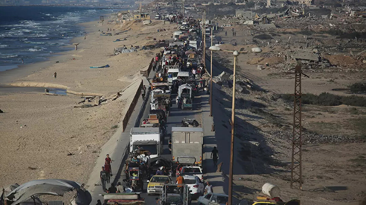 İsrail ordusunun Gazze Şeridi’nde saldırılarını yoğunlaştıracağını açıklamasının ardından, bölgede yeni bir göç dalgası daha başladı. İsrail, salı günü sivillere Gazze kentini terk etmeleri çağrısında bulundu. Bu çağrının ardından, halihazırda bombardıman altında yaşayan binlerce Filistinli, sınırlı imkânlarla güneye göç etmeye başladı.