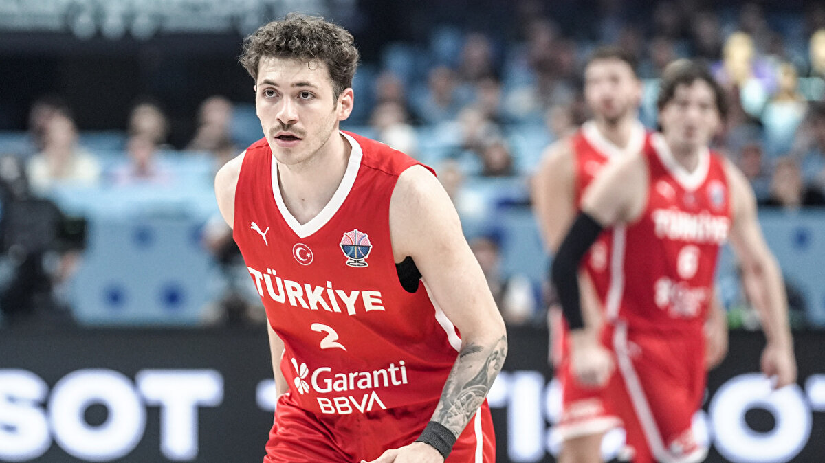24 YIL SONRA İLKİ YAŞADIK<br><br>A Milli Erkek Basketbol Takımı, EuroBasket'te 24 yıl sonra bir ilki başardı. Ay-yıldızlılar, 24 yıl sonra ilk kez Avrupa Şampiyonası'nda finale yükseldi.