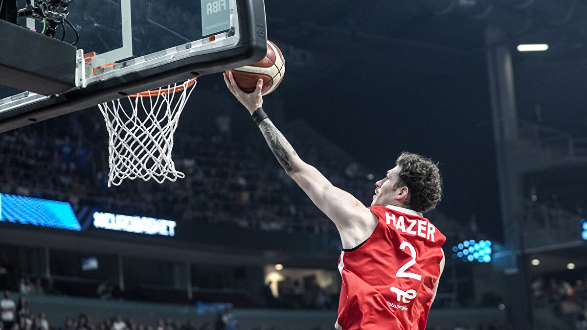 EuroBasket 2025'in yarı finalinde A Milli Erkek Basketbol Takımı ile Yunanistan kozlarını paylaştı. 12 Dev Adam, Yunanistan karşısında galip geldi ve finale yükseldi.