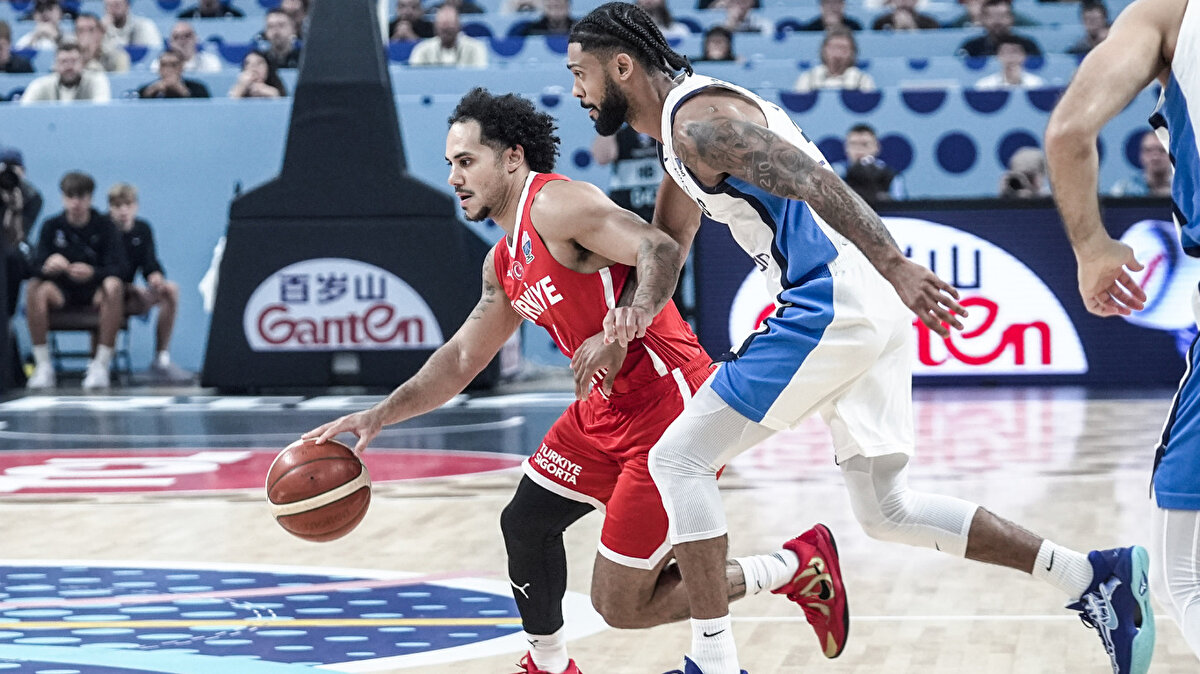 MİLLİLERİN RAKİBİ ALMANYA<br><br>A Milli Erkek Basketbol Takımı, EuroBasket 2025'in finalinde Almanya ile karşı karşıya gelecek. 12 Dev Adam, Pazar günü saat 21.00'de Almanya ile finalde karşılaşacak.