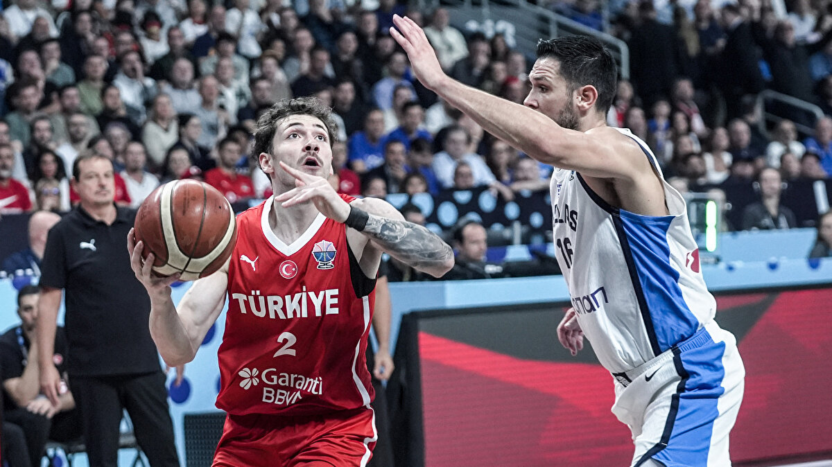  Ergin Ataman’ın başantrenörlüğünü yaptığı Türkiye, turnuvada oynadığı 7 maçı da kazandı. A Grubu’nda Sırbistan, Letonya, Portekiz, Estonya ve Çekya’yı mağlup eden 12 Dev Adam, son 16 turunda İsveç’i, çeyrek finalde ise Polonya’yı yendi. Yunanistan ise F Grubu’nda İtalya, Gürcistan ve İspanya’yı yenerken, Bosna-Hersek’e mağlup oldu, son 16’da İsrail’i, çeyrek finalde de Litvanya’yı eleyerek milli takımımıza rakip oldu.