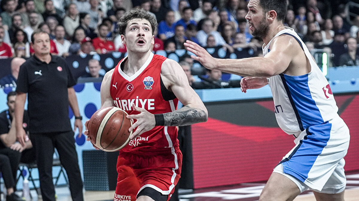 AVRUPA ŞAMPİYONASI'NDA İLK KEZ 8'DE 8<br><br>A Milli Takım, Avrupa Şampiyonası'nda ilk kez 8 maçlık galibiyet serisi yakaladı.<br><br>Milliler, EuroBasket 2025'te peş peşe çıktığı 8 karşılaşmayı kazanarak en uzun galibiyet serisine imza attı.<br><br>Türkiye, EuroBasket 1957'de üst üste 7 müsabakada sahadan galibiyetle ayrılmıştı.<br><br><br>
