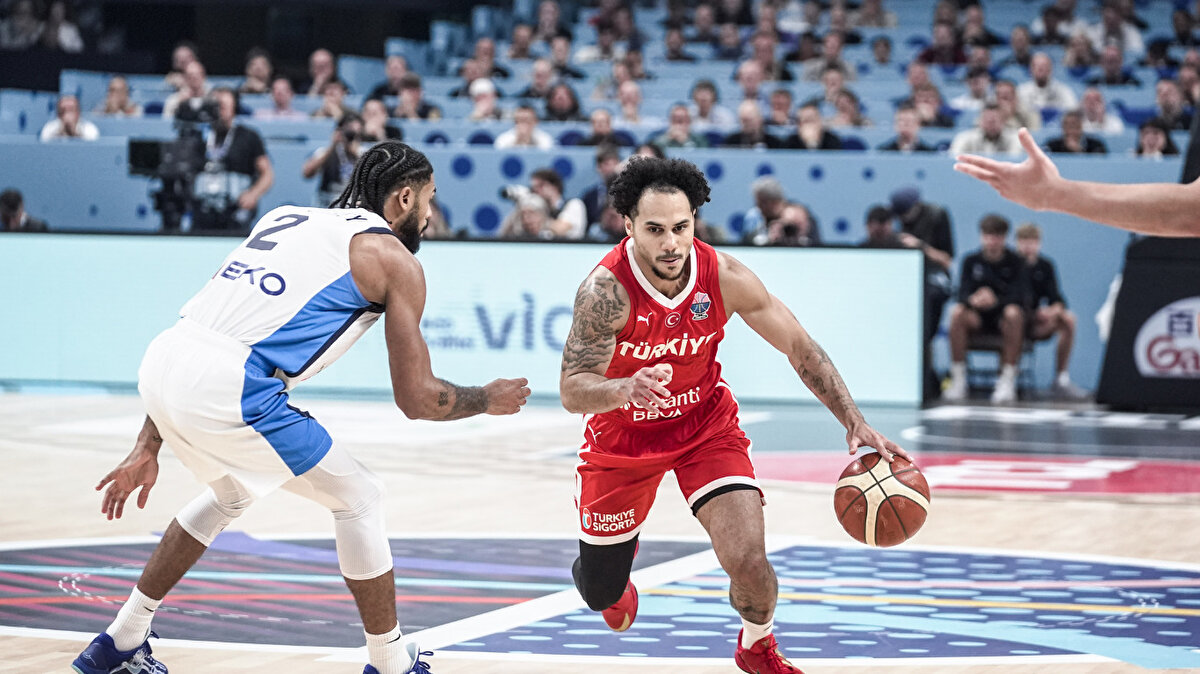 ALMANYA VE TÜRKİYE 7 MAÇTAN GALİP AYRILDI<br><br><br><br>A Milli Takım, 2025 Avrupa Şampiyonası'nda çıktığı tüm maçları kazanan iki takımdan biri olarak öne çıkıyor.<br><br>EuroBasket 2025'te yarı finale yükselen 4 ekipten Türkiye ile son dünya şampiyonu Almanya, 7 karşılaşmadan da galibiyetle ayrıldı.<br><br>Milliler, adını finale yazdırması halinde Avrupa Şampiyonası'nda ilk kez üst üste 8 galibiyet elde edecek.