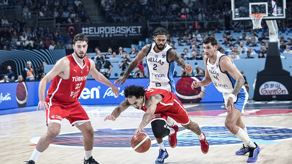 Ercan Osmani'den muhteşem performans<br><br>Milli basketbolcu Ercan Osmani, Yunanistan maçında kaydettiği 28 sayıyla galibiyette başrol üstlendi.<br><br>Maçın oyuncusu ödülüne layık görülen Ercan, A Milli Takım'ın Avrupa Şampiyonası'nda son 16 turundan itibaren bir maçta en fazla skor üreten oyuncusu oldu.