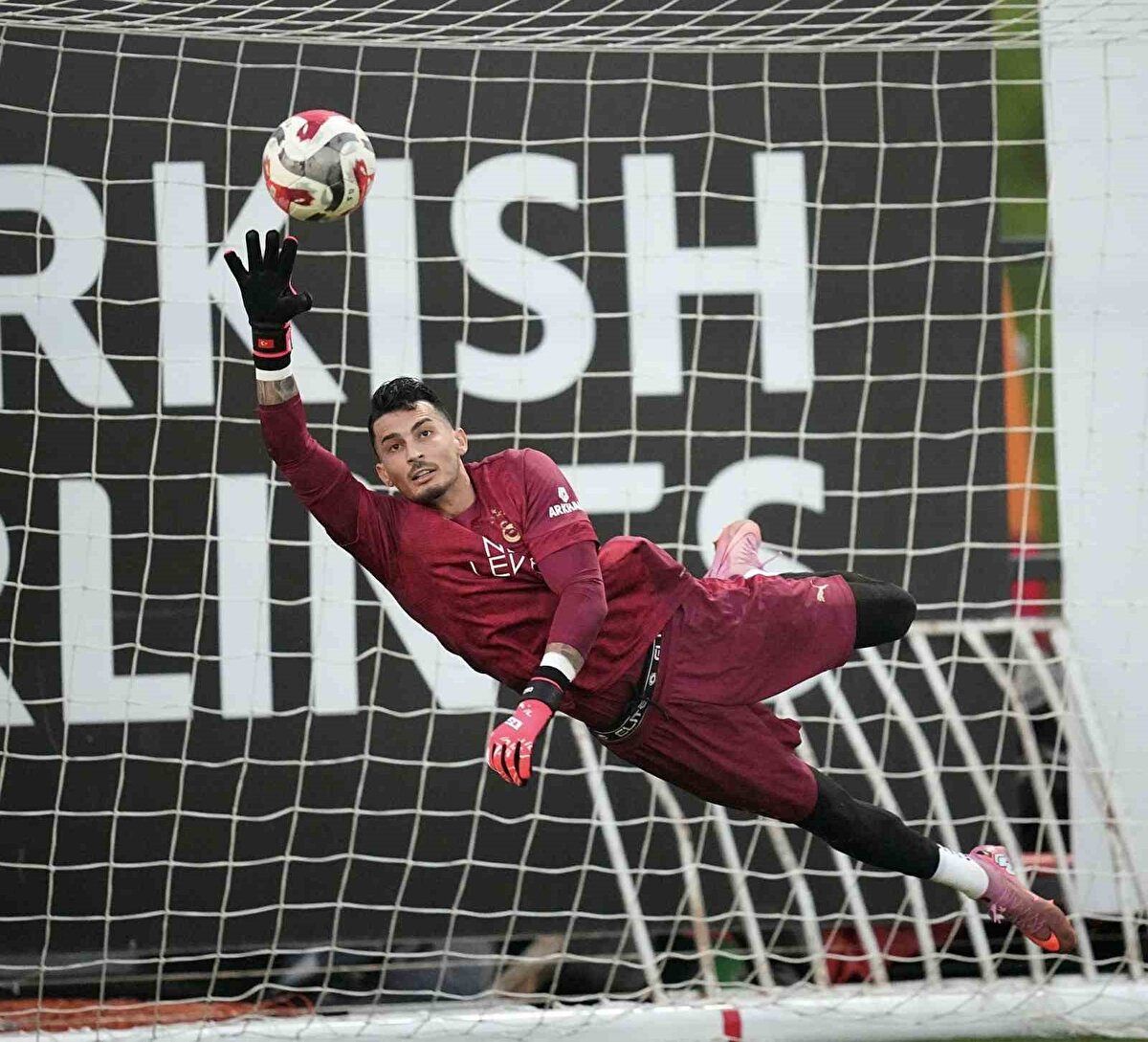 UĞURCAN İLK MAÇINA ÇIKIYOR<br><br>Trabzonspor'dan transfer edilen milli kaleci Uğurcan Çakır ise hazır durumda. Okan Buruk'ın Günay Güvenç yerine bu maçta Uğurcan Çakır'a şans vermesi bekleniyor.