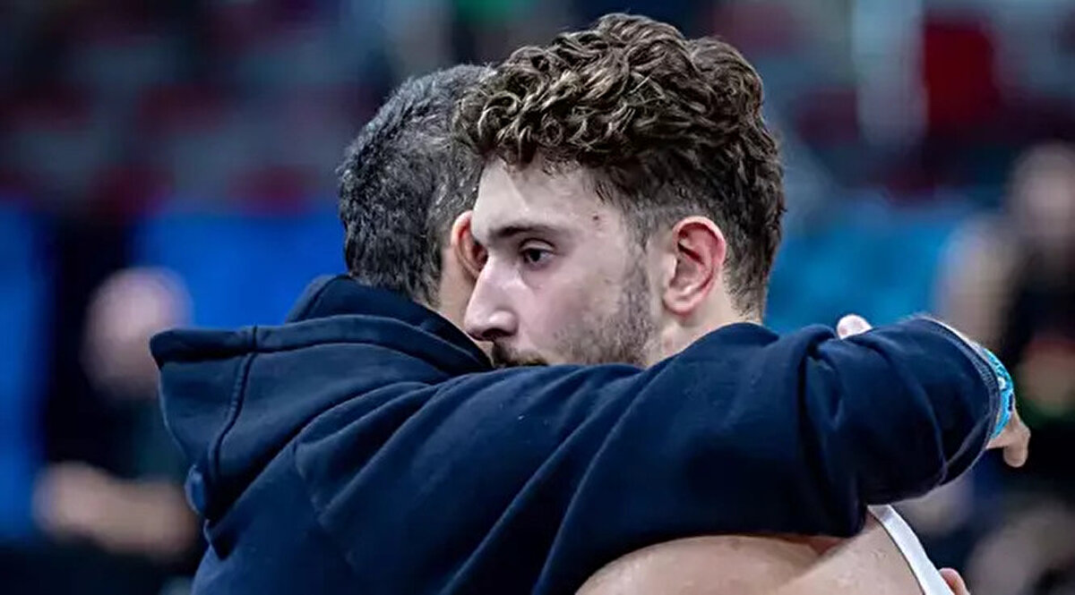 ALPEREN ŞENGÜN TARİHE GEÇTİ<br><br>Milli basketbolcu Alperen Şengün, Polonya maçında EuroBasket tarihine geçti.<br><br>Alperen Şengün; 19 sayı, 12 ribaund ve 10 asistle triple-double yaptı. Alperen, bu performansıyla birlikte EuroBasket tarihine adını yazdırdı.<br><br>23 yaşındaki basketbolcu, EuroBasket tarihinde triple-double yapan en genç oyuncu ve organizasyon tarihinde triple-double yapan 5. isim oldu.