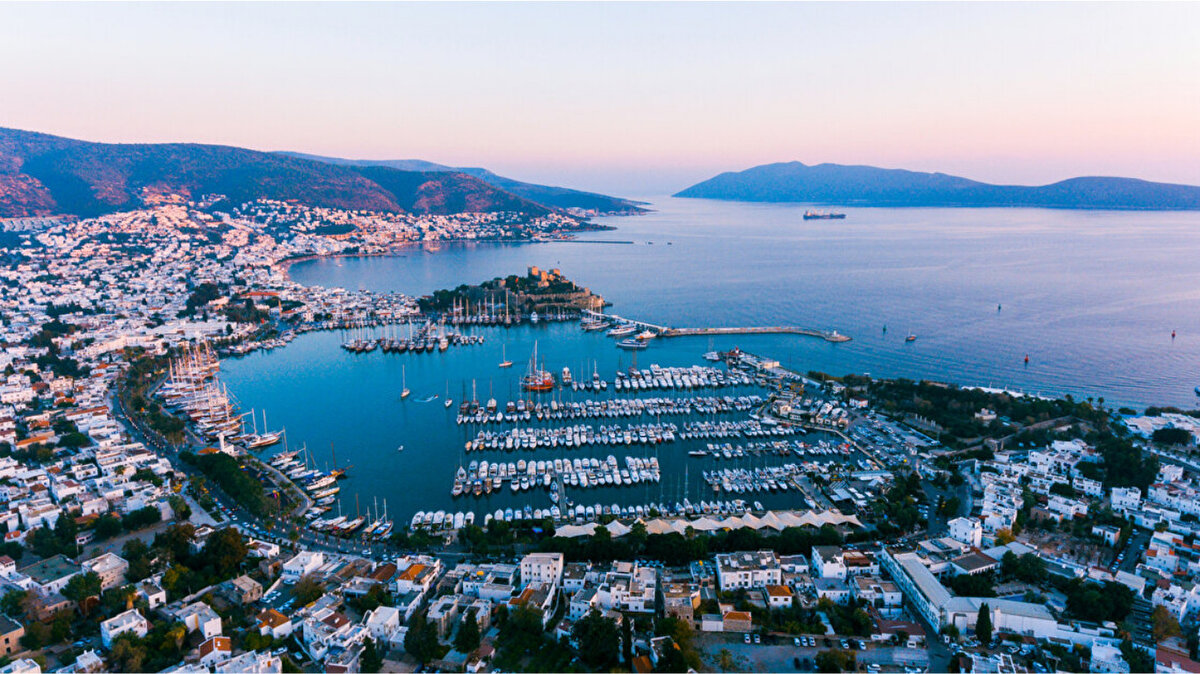 Bodrum’da su sıkıntısı nedeniyle planlı kesintilere gidiliyor.<br>Muğla Su ve Kanalizasyon İdaresi Genel Müdürlüğü (MUSKİ), ilçede yarından itibaren su kesintilerinin başlayacağını duyurdu. Açıklamaya göre merkez mahalleler de dahil olmak üzere belirlenen iki bölgede 24 saat süreyle su verilemeyecek.<br><br>