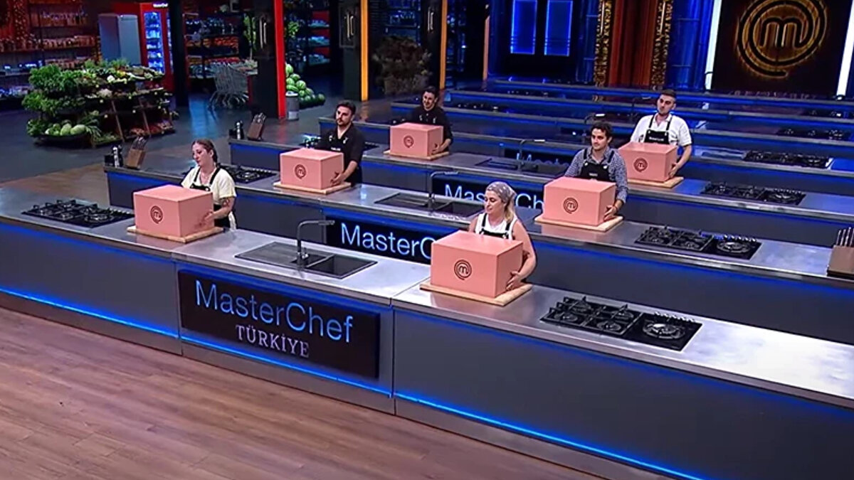 MasterChef Türkiye’de haftanın kaptanı kim oldu?<br><br>MasterChef Türkiye’nin altıncı haftasında mavi takım kaptanı Hakan oldu. Kaptanlık yarışını kazanan Hakan, güçlü bir başlangıç yaparak takımına avantaj sağladı. Haftanın ilk oyununda mavi takım, börek konseptli dokunulmazlık oyununu kazandı.