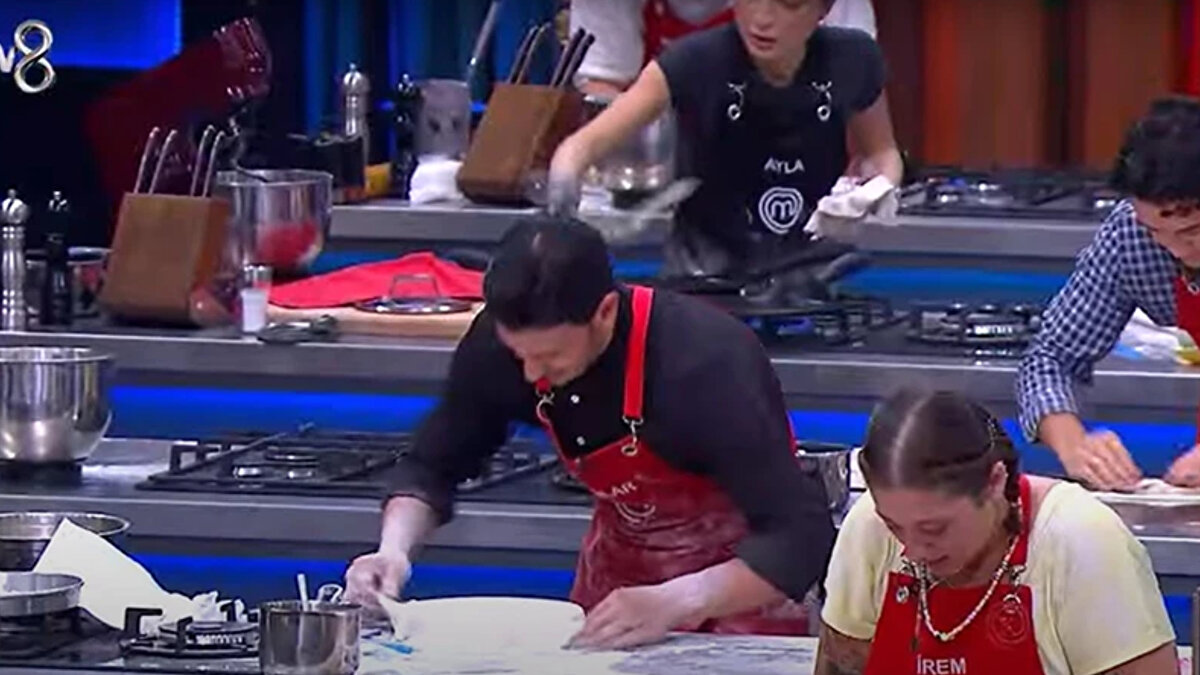 Kırmızı takım dokunulmazlığı kaybetti<br><br>Haftanın ikinci dokunulmazlık oyununu kaybeden kırmızı takım, bireysel dokunulmazlık mücadelesine çıktı. Heyecanın yüksek olduğu gecede yarışmacılar tek tek hünerlerini sergiledi.