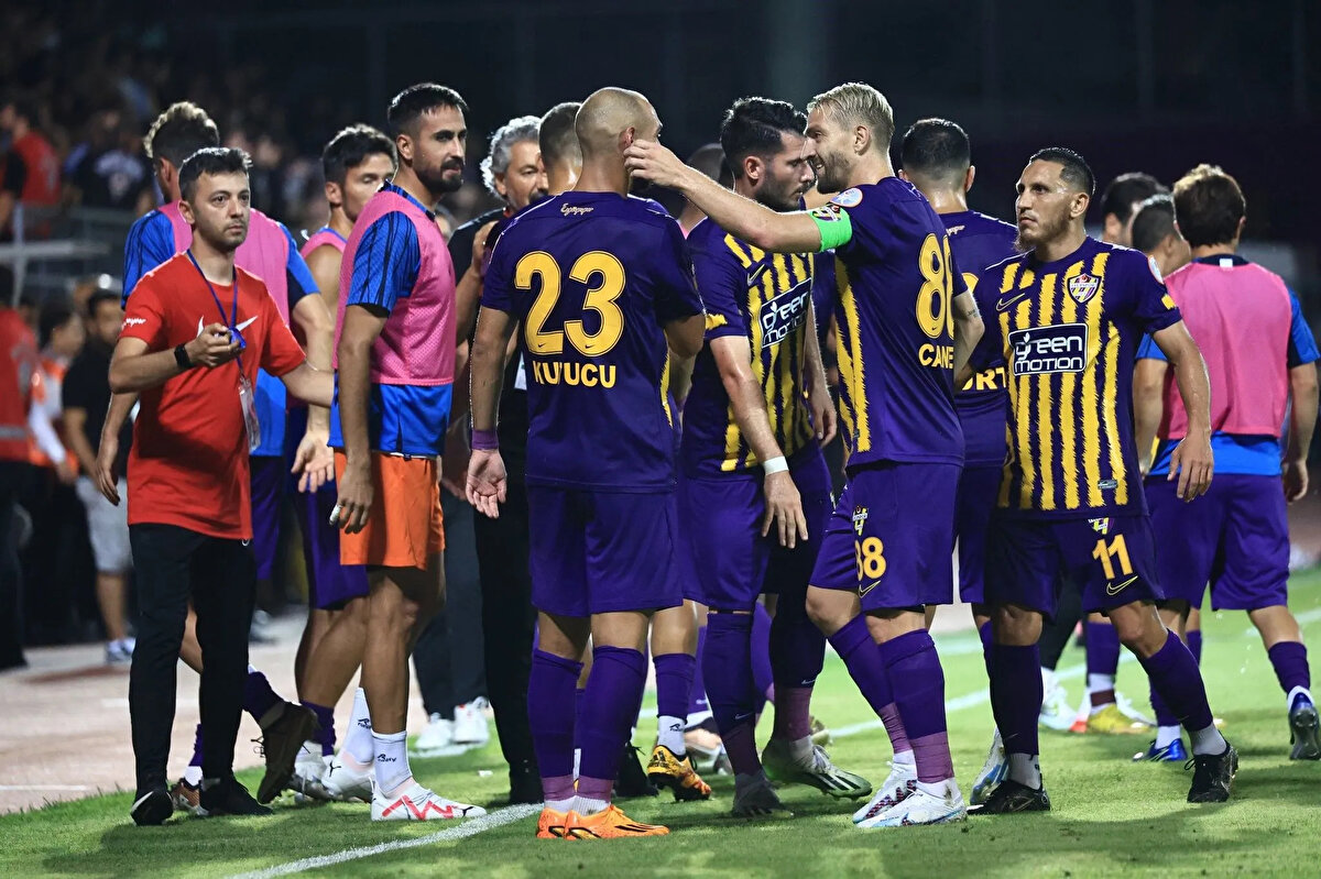 Muhtemel 11'ler <br><br>ikas Eyüpspor: Felipe, Robin, Claro, Mujakic, Talha, Yalçın, Kerem, Serdar, Seşlar, Draguş, Thiam