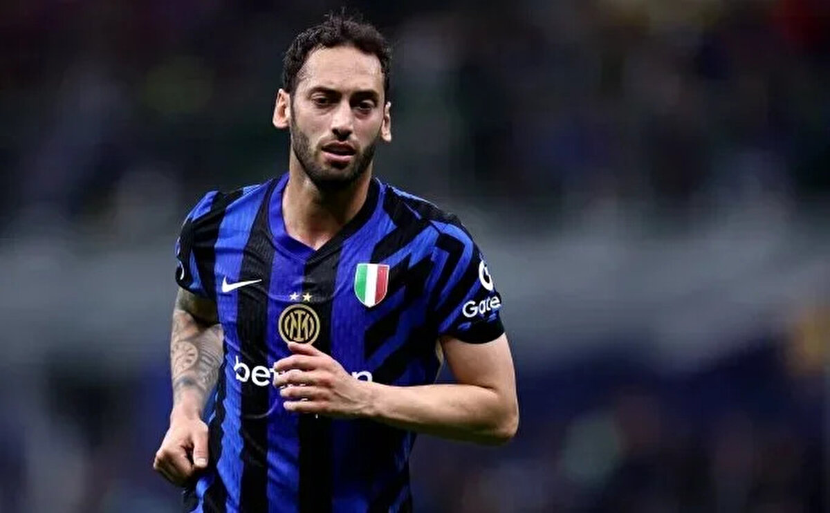 Ardından cevap milli yıldızımızdan geldi Hakan Çalhanoğlu attığı enfes golün ardından durumu 1-1'e getirdi.