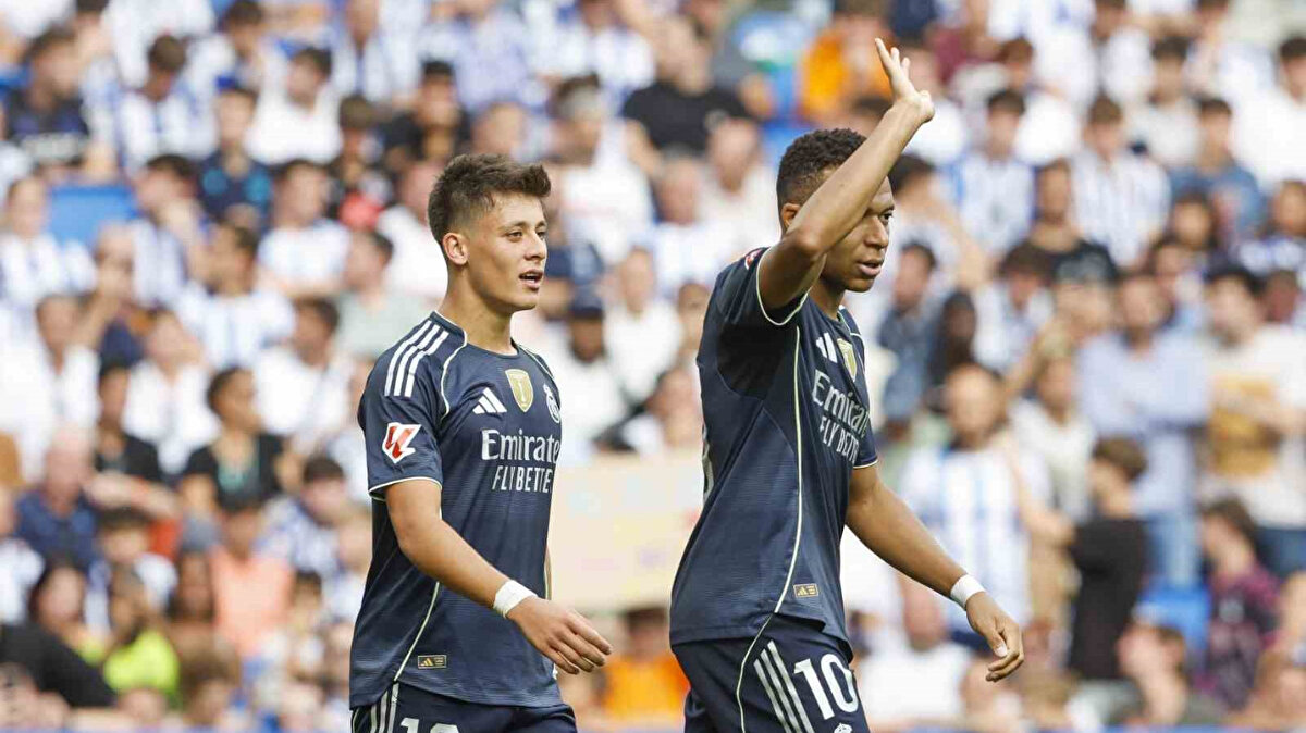 Karşılaşmanın 44. dakikasında sahneye Arda Güler çıktı. Mbappe’nin sol çaprazda rakibinden sıyrılarak kale önüne pasını kontrol eden Arda, yakın mesafeden topu ağlara gönderdi. İlk yarısı 2-0 tamamlanan maçın 56. dakikasında Sociedad, Oyarzabal’ın penaltıdan kaydettiği golle farkı 1’e indirdi.