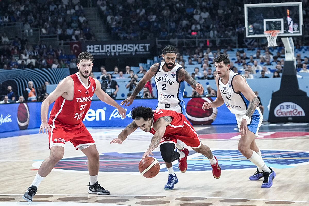 'SERT BİR DERS'<br><br>SDNA: Deneyimsiz ve hazırlıksız Yunanistan Milli Takımı mücadele bile etmedi. Sloukas tek başına mücadele ederken, Türkiye planlı, disiplinli ve yetenekli oyuncularıyla Spanoulis'in takımını dağıttı. Ergin Ataman'ın takımı hem taktiksel hem de zihinsel olarak daha iyiydi ve “Arena Riga”da Yunanistan'a sert bir ders verdi.<br><br>