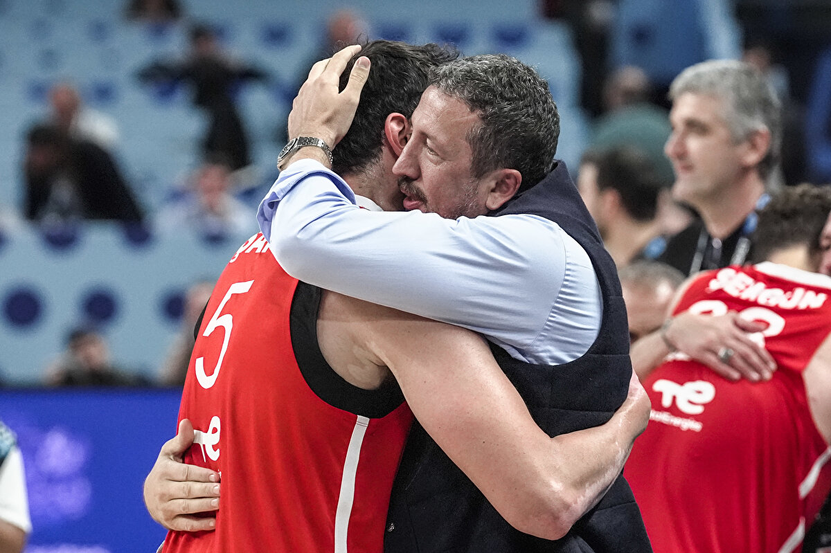 12 Dev Adam, Eurobasket 2025'te tarih yazmaya devam ediyor. A Milli Takımımız yari finalde Yunanistan'ı ezici bir oyunla 94-68 mağlup ederek 24 yıl sonra adını finale yazdırdı. 