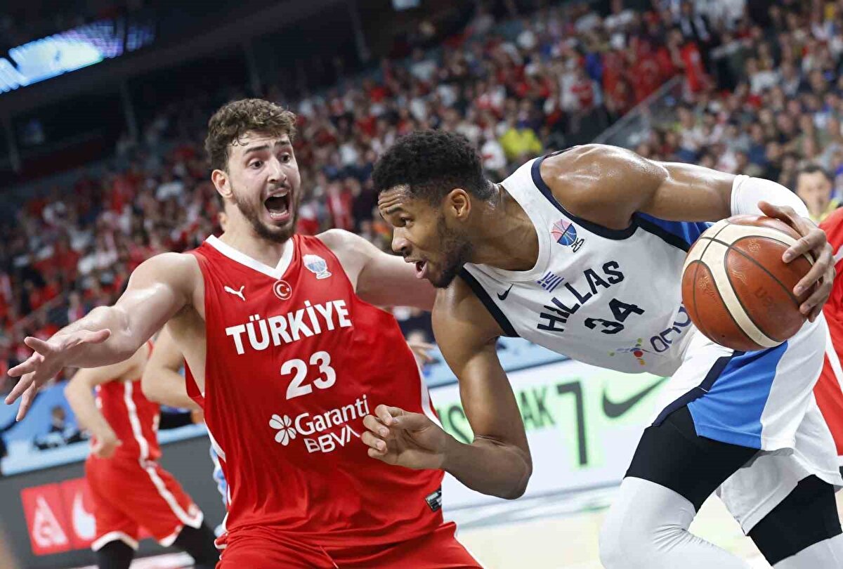 ALPEREN ŞENGÜN DOUBLE-DOUBLE YAPTI<br><br>Yunanistan savunmasını paramparça eden Alperen Şengün, karşılaşmayı 15 sayı, 12 ribaunt ve 6 asistle double-double yaparak tamamladı. 