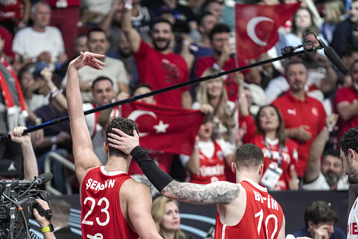 BILD: Türk milli takımı, süperstar Giannis Antetokounmpo liderliğindeki Yunanistan'ı 94:68'lik skorla mağlup etti. Maçın başından sonuna kadar önde gitti.<br><br>'EZİP GEÇTİ'<br><br>L'Équipe: Türkiye, Giannis Antetokounmpo'nun Yunanistan'ını ezip geçerek EuroBasket finaline yükseldi.<br><br>