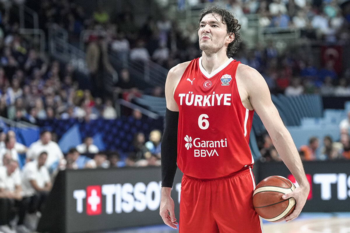 Marca: Mükemmel Türkiye, Antetokounmpo'yu minimuma indirdi ve ilk Avrupa şampiyonluğu için mücadele edecek. Neredeyse mükemmel bir basketbol performansı, Türkiye'yi 2001'den bu yana ilk, tarihindeki ikinci Eurobasket finaline taşıdı.<br><br>AS: Alperen Şengun ve Ercan Osmani'nin Türkiye'si Antetokounmpo'yu ezdi. Ergin Ataman, Euroleague'deki son başarılarına yakışır bir Türkiye Milli Takımı kurdu ve Almanya ile altın madalya için mücadele edecek. Yunanistan dağıldı.<br><br>'HİÇ ŞANSI YOKTU' <br><br>Kicker: Yunanistan'ın hiç şansı yoktu: Türkiye'nin muhteşem performansı. Yunanistan'ı 94:68'lik ikna edici bir skorla mağlup eden Türkiye, Basketbol Avrupa Şampiyonası finaline yükseldi.<br>