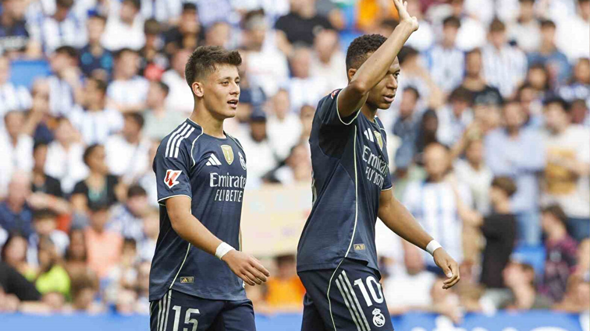 ARDA’DAN HEM GOL HEM ASİST<br><br>La Liga’nın 4’üncü haftasında Real Madrid, Real Sociedad deplasmanına çıktı. Maça hızlı başlayan Real Madrid'de Arda Güler 2’nci dakikada topu ağlara gönderdi ancak gol, pozisyonun başında Mbappe’nin ofsaytta olduğu gerekçesiyle VAR’dan döndü