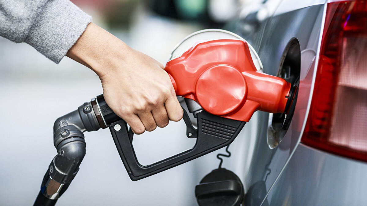 Sektör kaynaklarından alınan bilgilere göre, 13 Eylül 2025 Cumartesi itibarıyla akaryakıt fiyatlarında herhangi bir zam ya da indirim bulunmuyor. Benzin, motorin ve LPG fiyatları mevcut seviyesini koruyor.<br><br>Fiyatlar, brent petrolün seyrine ve döviz kurundaki değişimlere göre önümüzdeki günlerde yeniden şekillenebilecek.<br>Peki 3 büyük şehirde akaryakıt fiyatları ne kadar?