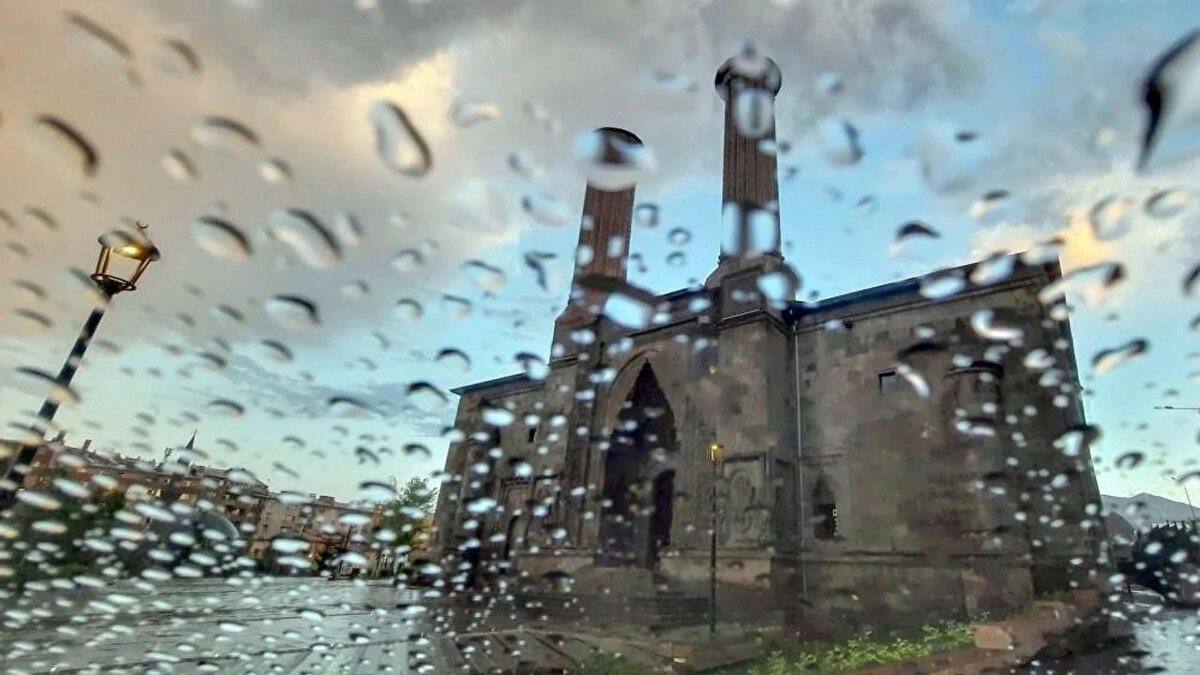 Güneydoğu Anadolu<br><br>Diyarbakır: 35°C – Az bulutlu<br><br>Gaziantep: 35°C – Az bulutlu<br><br>Mardin: 32°C – Az bulutlu<br><br>Siirt: 33°C – Az bulutlu