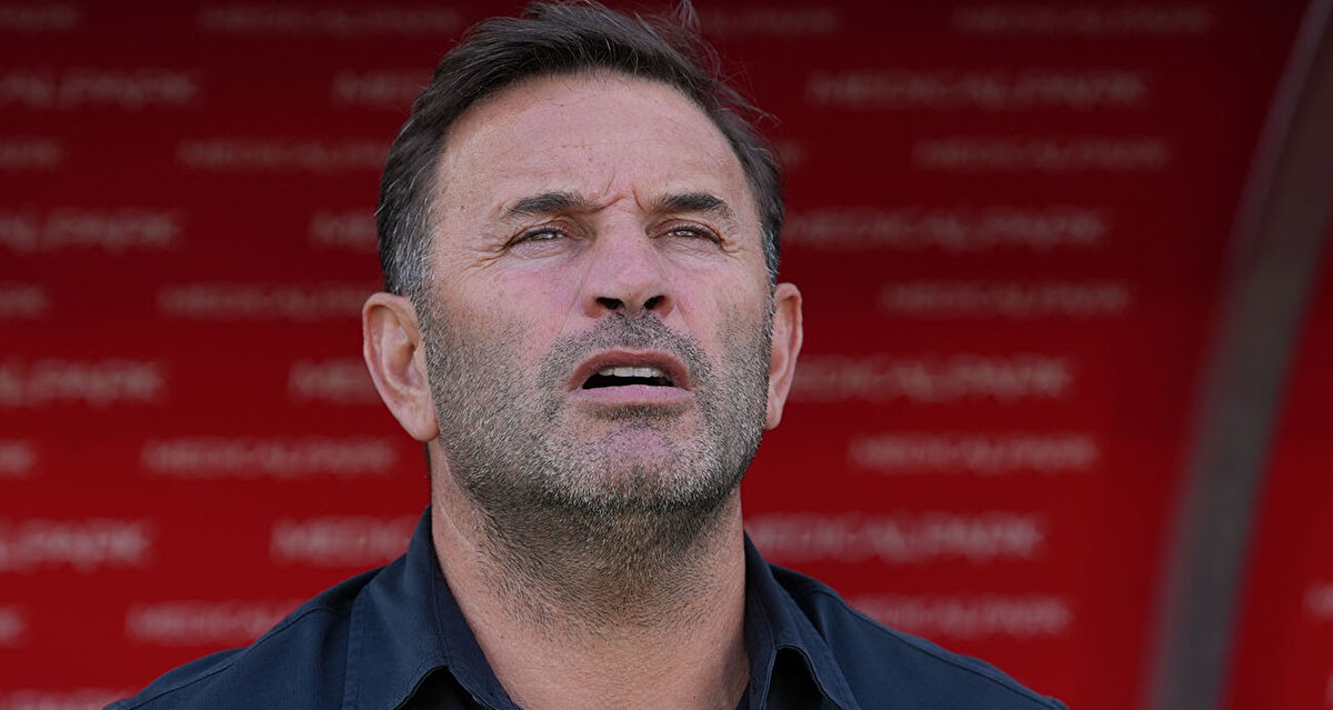 Müsabakanın gündüz oynanmasına değinen Buruk, "Saat 17.00'de Atatürk Olimpiyat Stadı'nda gündüz maçı oynamak en büyük korkularımdan biriydi. Burası futbol oynamak için yapılmış bir stadyum değil. Aradaki koşu pisti daha çok kullanılabilir. Bütün futbolcular için burada oynamak zordur. Bir de gündüz maçıyla birleşti. İlk yarıda top bizdeydi ama daha az ürettik.