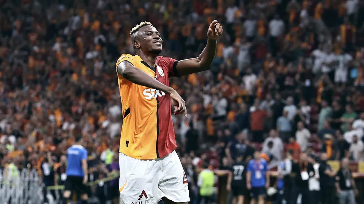 Nijeryalı santrforun durumuyla ilgili soru üzerine Buruk, "Osimhen'in ağrı durumuna göre bir sonraki maç için ne yapabileceğini göreceğiz. Bir iki gün içerisinde durumu net bir şekilde belli olacaktır." dedi.