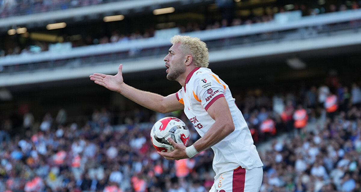 "TARAFTAR, BARIŞ'A HEP SAHİP ÇIKTI"<br><br>Buruk, transfer teklifi almasından sonra bir süredir formasından uzak kalan Barış Alper Yılmaz'a taraftarların sahip çıktığını söyledi.