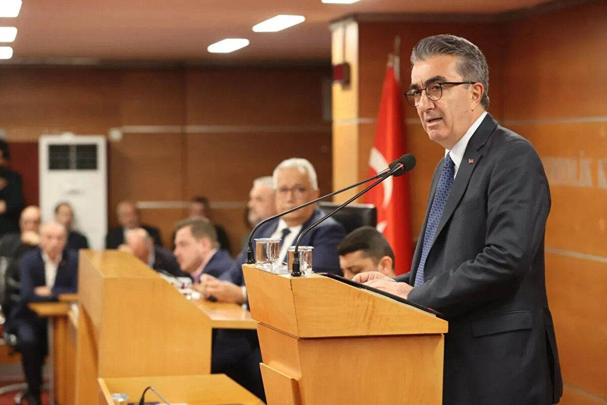 Hasan Mutlu, İstanbul’da çeşitli dershanelerde altı yıl görev yaptı. 1990 yılından itibaren Bayrampaşa başta olmak üzere İstanbul’un farklı ilçelerinde ve diğer bazı illerde okul ve kurs işletmeciliği yaptı.