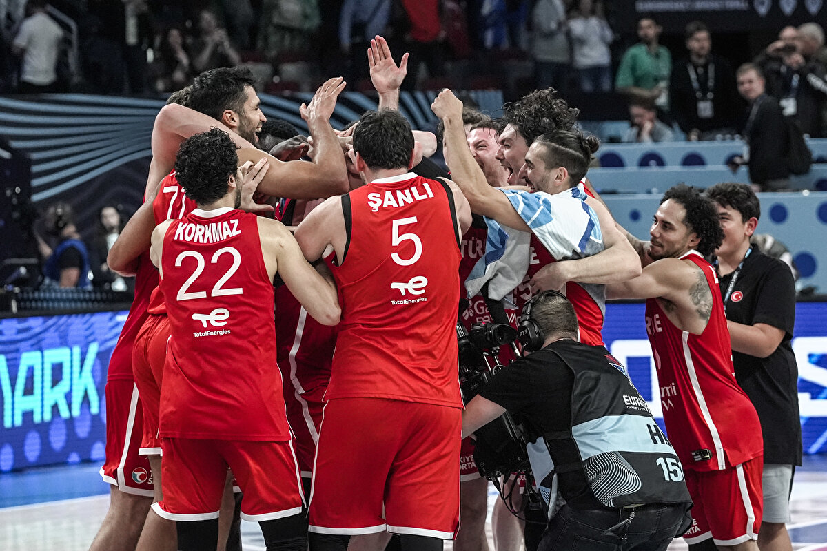 2025 EuroBasket'te heyecan devam ediyor. 12 Dev Adam, dün akşam yarı final maçında Yunanistan'ı 94-68'lik ezici bir skorla mağlup ederek 24 yıl sonra finale yükseldi.