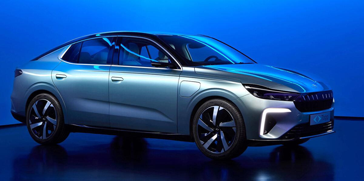 Togg T10F, C-SUV modeli T10X’in ardından ürün gamını genişleten ikinci önemli adım olarak öne çıkıyor. Sportif çizgilere sahip fastback tarzı tasarımıyla dikkat çeken araç, kullanıcılarına hem şehir içinde hem de uzun yolculuklarda konforlu bir deneyim sunmayı hedefliyor. İç mekânda geniş dijital ekran, modern kokpit tasarımı ve 500 litreyi aşan bagaj kapasitesi ile dikkat çekiyor.<br>