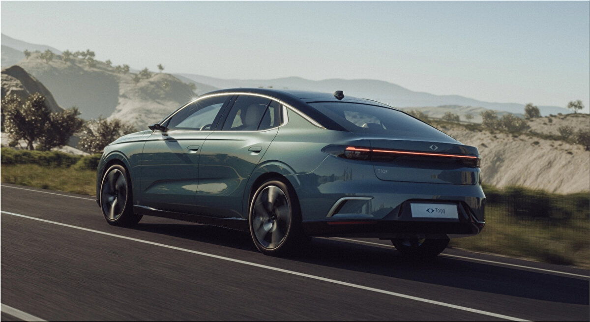 YENİLİK VE GÜVENLİK<br><br>TOGG T10F birçok yeni özellikle geliyor. Uzaktan güncelleme (OTA), trafik işareti algılama sistemi ve adaptif hız sabitleyici gibi teknolojiler öne çıkıyor. V2 donanım seviyesinde ise çevre görüş kamerası, kör nokta asistanı ve gelişmiş elektronik denge kontrolü gibi özellikler standart olarak sunulacak.<br>