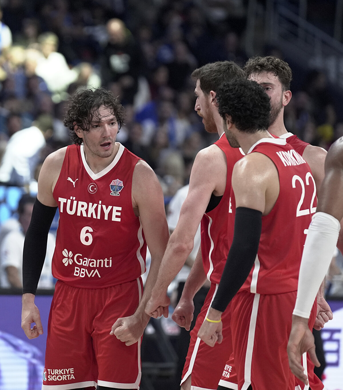 Dimokratiki: "Spanoulis'in takımı iyi değildi, birçok hata yaptı, mental olarak oyundan düşmüş gibiydi ve EuroBasket 2025'in ikinci yarı finalinde ölümcül bir yenilgi aldı. Türkiye, tarihinde ikinci kez ve 2001'den bu yana ilk kez finale yükseldi. "Mavi-beyazlı" takımın pes edip kör olduğunu söylemek abartı olmaz çünkü toplamda 22 hata yaptılar."