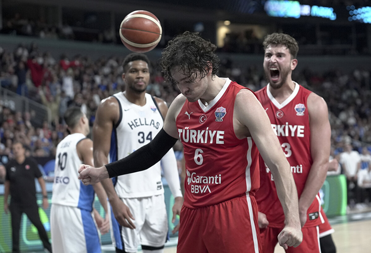 YUNAN BASINI ÇILDIRDI<br><br>Yunan Kathimerini: "Hata ve başarısızlıkların bedelini ödedi. Alın size bronz madalya Türkler ilk saniyeden beri agresif ve sert savunma yaptı. Ercan Osmani maçın adamıydı. Vasilis Spanoulis bir türlü maça giremedi. Giannis Antetokounmpo Ergin Ataman'ın tuzağına düştü."