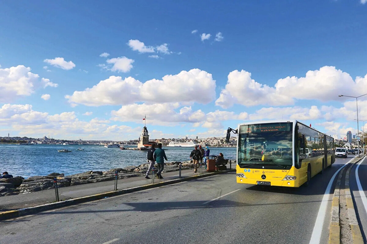 İstanbul’da İBB Meclisi’nin aldığı kararla toplu ulaşıma yüzde 30 zam yapıldı. Yapılan zam sonrası İstanbul akbil ücretleri merak ediliyor. Tam bilet ne kadar? Aylık abonman Mavi Kart ne kadar? Öğrenci akbili ne kadar? Otobüs, metrobüs, tramvay, vapur ve metro ücreti ne kadar oldu? İşte yeni zamla birlikte toplu taşıma ücretleri...