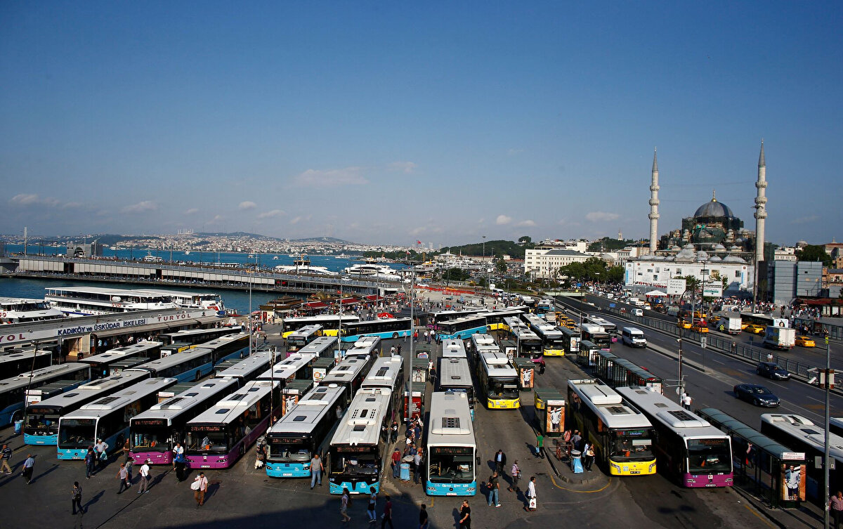 İstanbul’da toplu ulaşıma yüzde 30 zam yapıldı. İstanbul Büyükşehir Belediyesi (İBB) Meclisi’nde alınan karar doğrultusunda otobüs, metro, metrobüs, tramvay, vapur, minibüs, taksi ve okul servis ücretleri artırıldı. Yeni tarife 15 Eylül 2025’ten itibaren geçerli olacak.