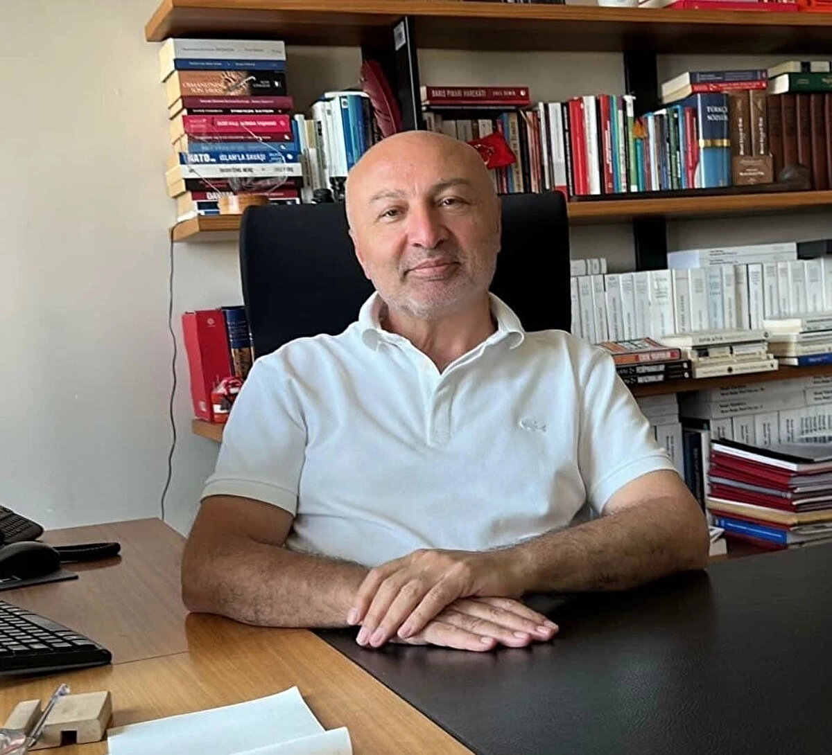 HAMDİ KILIÇ KİMDİR?<br><br>Hamdi Kılıç, aslen Yozgat’ın Sorgun ilçesindendi. Ankara Basın Yayın Yüksekokulu mezunu olan Kılıç, Ankara Üniversitesi İletişim Fakültesi’nde eğitim aldı. Gazetecilik, yazarlık ve siyaset alanlarında uzun yıllar görev yaptı; Yeni Düşünce, Yeni Hafta, Gündüz ve Hergün gazetelerinde yöneticilik yaptı. Ayrıca Gazi ve Selçuk üniversitelerinde “Siyasal İletişim” dersleri verdi.