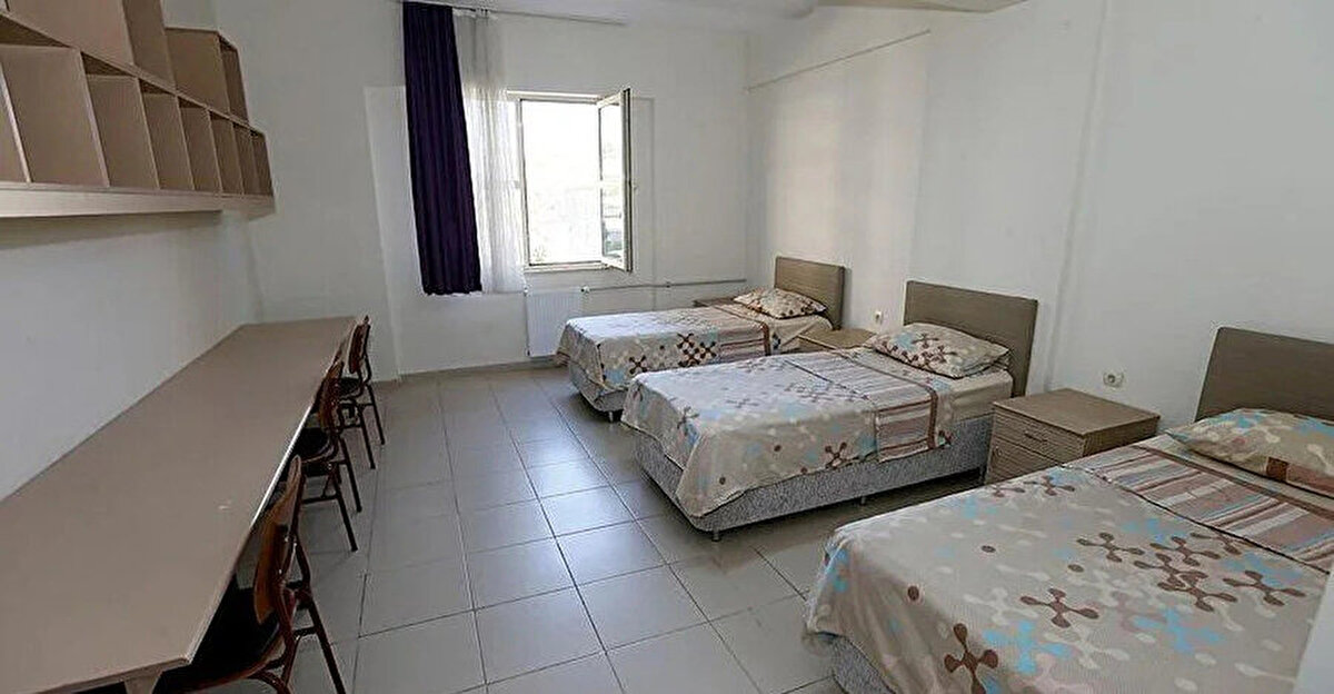 KYK 2025 Yurt Kayıtları Ne Zaman?<br><br>KYK yurtları için ön kayıt işlemleri 12 – 14 Eylül 2025 tarihleri arasında online olarak gerçekleştirilecek.<br>Asil listeden ön kaydını tamamlayamayan öğrenciler ise kesin kayıtlarını 15 – 18 Eylül 2025 tarihleri arasında yapabilecek.<br><br>Bu süreçte öğrencilerin E-Devlet üzerinden giriş yaparak ön kayıtlarını tamamlamaları gerekiyor.