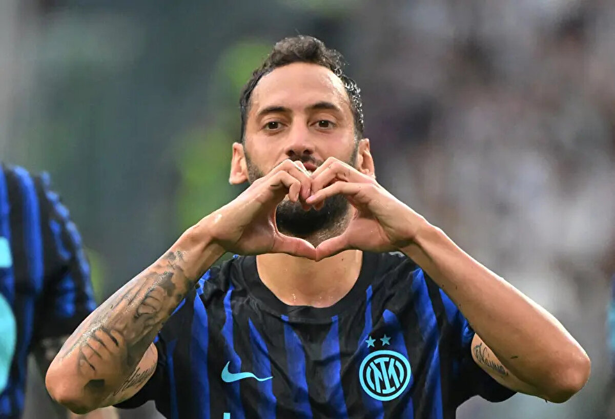 Hakan Çalhanoğlu içinse gazete, "Orta saha ustası. Zorlu bir yazın ardından Inter'de yerini sağlamlaştıran Hakan Çalhanoğlu, Juventus karşısında sergilediği başarılı performansla yeteneğini gösterdi." ifadelerini kullandı.<br>