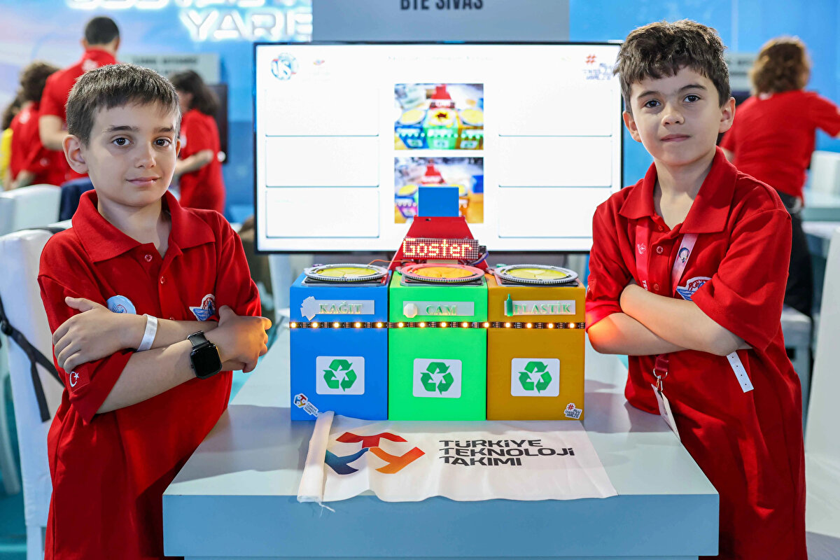 Teknofest okul başvurusu nasıl yapılır?<br><br>Festivalde okul olarak yer almak isteyenler için özel başvuru imkânı da bulunuyor.<br><br>“Okul kayıt başvurusu” butonuna tıklanarak açılan form doldurulmalı.<br><br>Başvurunun ardından araç kartı indirilip renkli çıktısı alınmalı.<br><br>Bu araç kartı, etkinlik günü aracın görünür bir bölümüne yerleştirilmelidir.