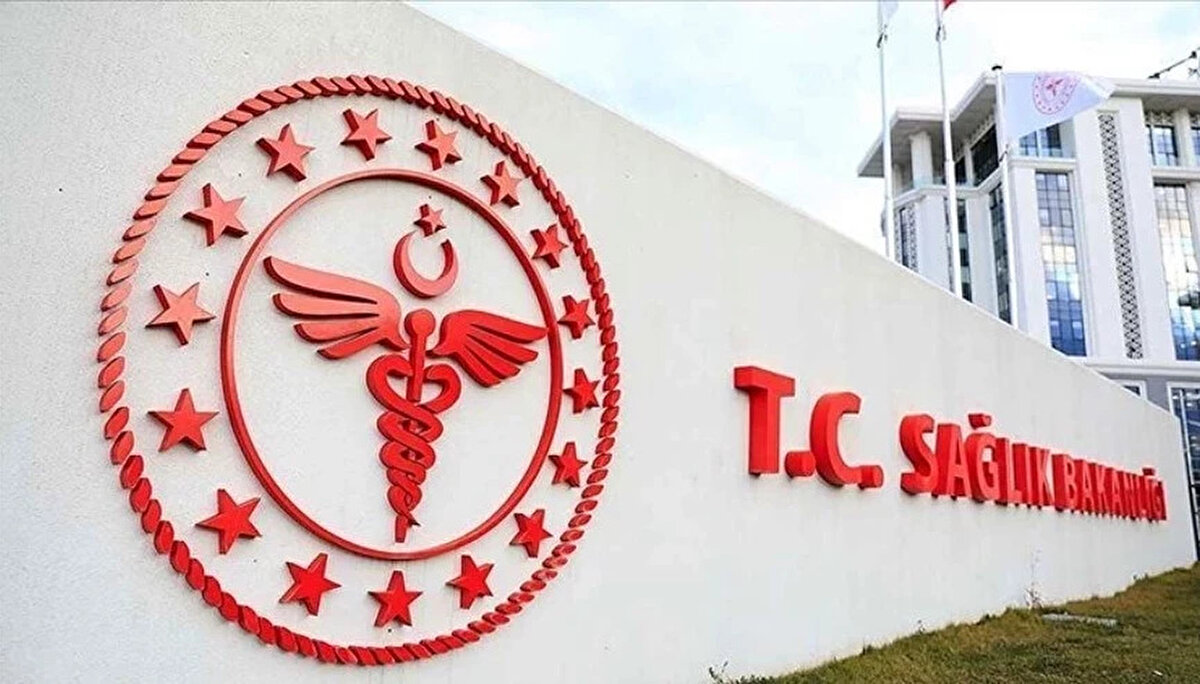 Sağlık Bakanlığı 2. Dönem Atama Takvimi Açıklandı<br><br>Sağlık Bakanlığı’nın 2025 yılı için planladığı personel alımlarının ikinci etabına ilişkin beklenen açıklama geldi. Sağlık Bakanı Kemal Memişoğlu, Samsun Valiliği’nde düzenlediği basın toplantısında, 17 bin yeni sağlık personelinin atamasının eylül ayında yapılacağını duyurdu.