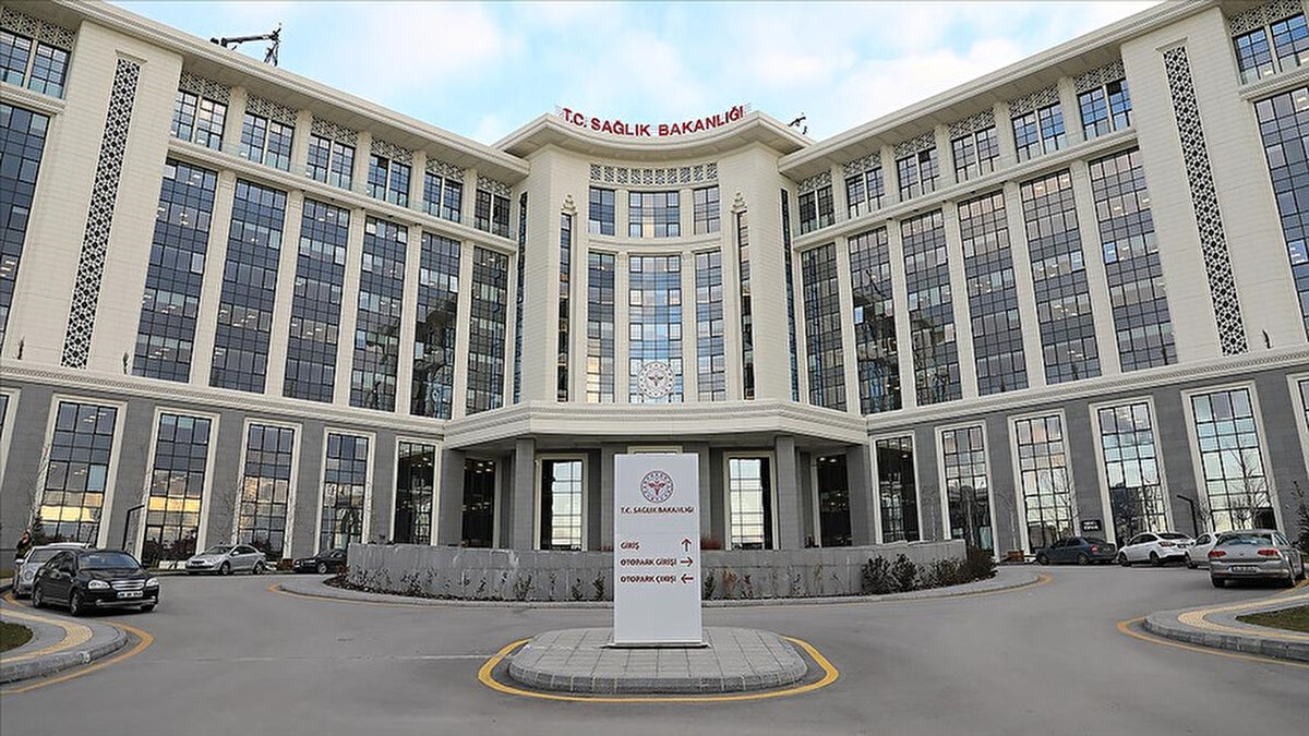 Samsun’a Yeni Sağlık Yatırımları Geliyor<br><br>Bakan Memişoğlu, Samsun’un sağlık alanında Karadeniz’in en güçlü merkezlerinden biri haline geleceğini belirtti. Şehirde yapımı devam eden projeler hakkında bilgi veren Memişoğlu, şu yatırımları açıkladı:<br><br>Samsun Şehir Hastanesi: Kasım ayında açılacak.<br><br>Tekkeköy Hastanesi: 250 yataklı olarak planlandı, gerektiğinde 400 yatağa çıkarılabilecek. 2026’da hizmete girecek.<br><br>Atakum Hastanesi: 350 yataklı, inşaatı %30 seviyesinde. 2027’de açılması planlanıyor.<br><br>Ayvacık Devlet Hastanesi: 25 yataklı olarak yapımına başlanacak.<br><br>Merkezde Yeni Hastane Projesi: Detayları yakında açıklanacak.<br><br>Bakan ayrıca, Samsun’da mevcut 4 sağlıklı hayat merkezine ek olarak 5 yeni merkez yapılacağını ve aile sağlığı merkezlerinin yenileneceğini duyurdu.