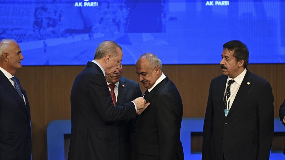 Burhan açıklamasında şunları söyledi:<br><br>“Ankara’da 3 CHP’li ilçe belediyesi AK Parti’ye geçmek için bekliyor. 15 Eylül’deki davanın sonucu bekleniyor. Buna göre hareket edilecek. Çünkü belediye başkanları yoruldu. Hatta ben size şunu da söyleyeyim: Konya’dan 4 tane, Samsun’dan büyük bir ilçe belediyesinin AK Parti’ye geçmek için beklediğini ben biliyorum.”